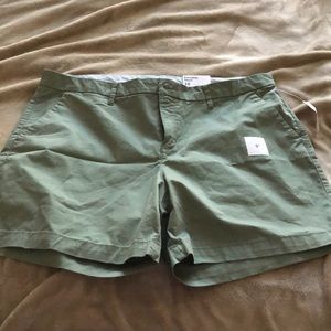 Old navy “everyday shorts” in olive NWT